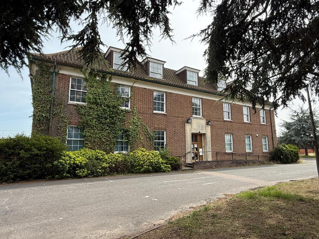 Lot: 41277 - TO BE OFFERERED IN OUR 30TH OCTOBER AUCTION - FORMER COUNCIL OFFICES & DEPOT WITH POTENTIAL - Front of the main office building built circa 1935